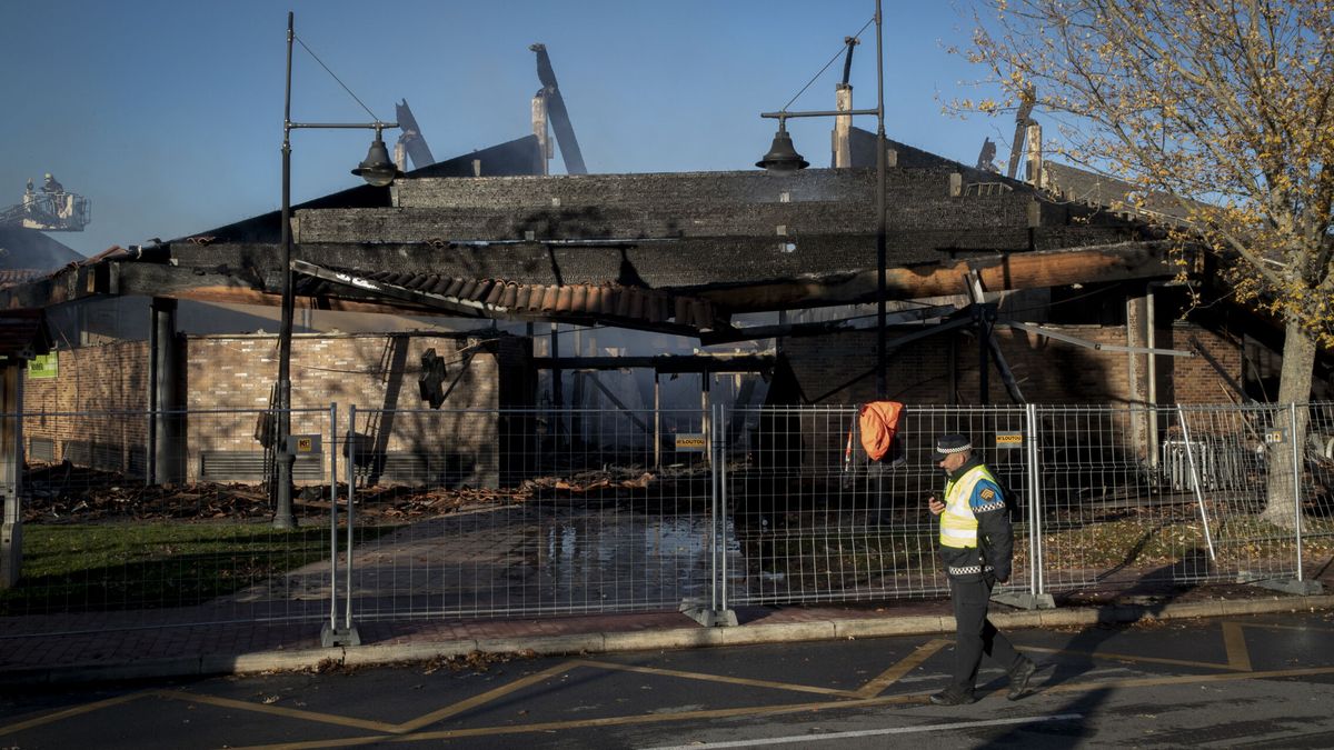 Un incendio destruye un centro comercial en Gorraiz (Navarra)