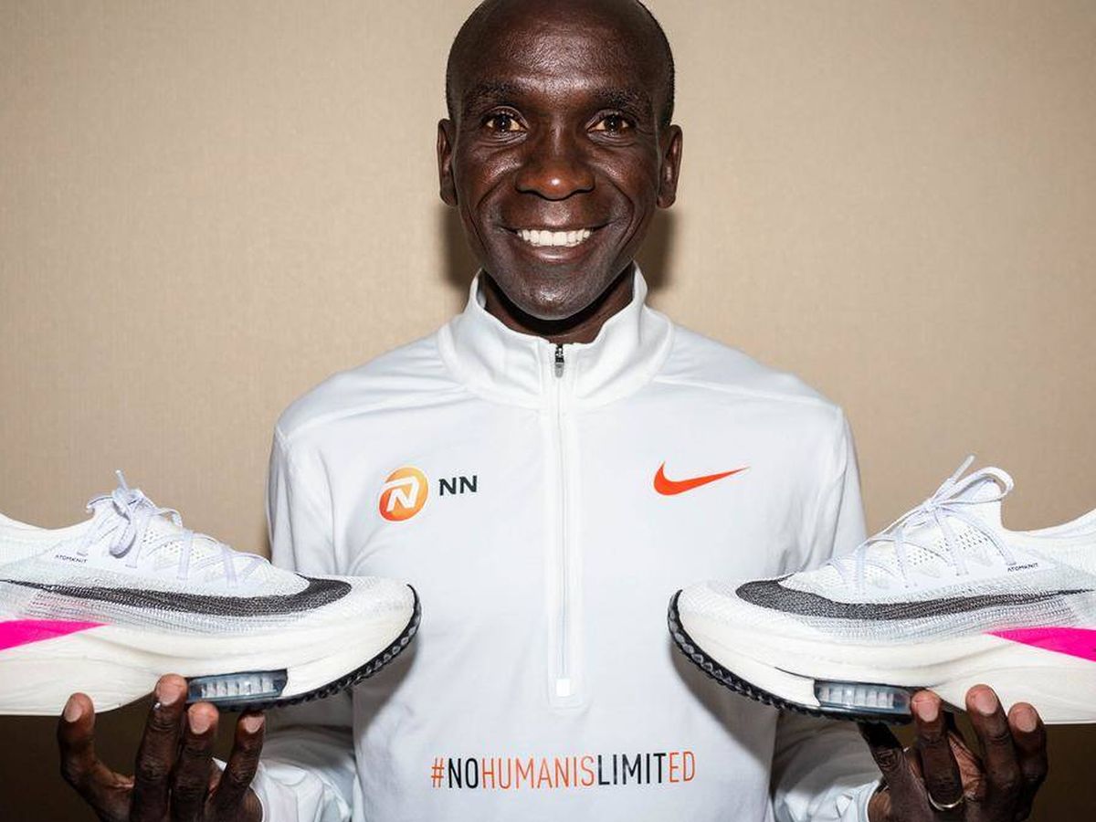 Foto: Eliud Kipchogue, con las zapatillas con las que bajó de las dos horas en un maratón. (Nike)