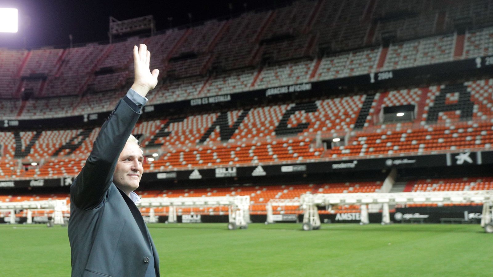 Foto: Santiago Cañizares saluda a los aficionados en el estadio valencianista. (Efe)