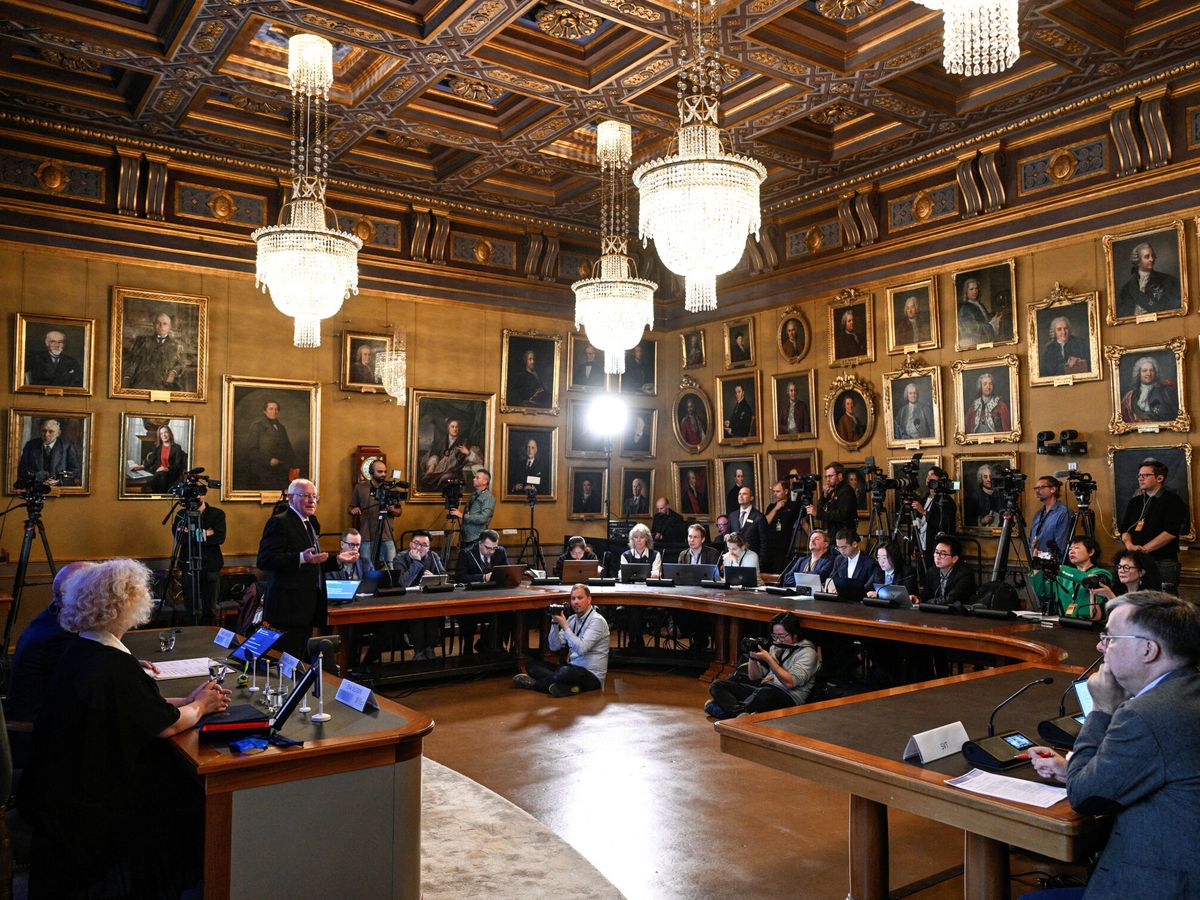 Foto: Miembros de la Real Academia de las Ciencias Sueca durante la lectura del Nobel de Física (Reuters)