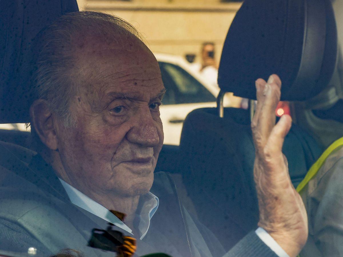 Foto: El rey Juan Carlos, llegando a la casa de Pedro Campos. (EFE/Lavandeira Jr)