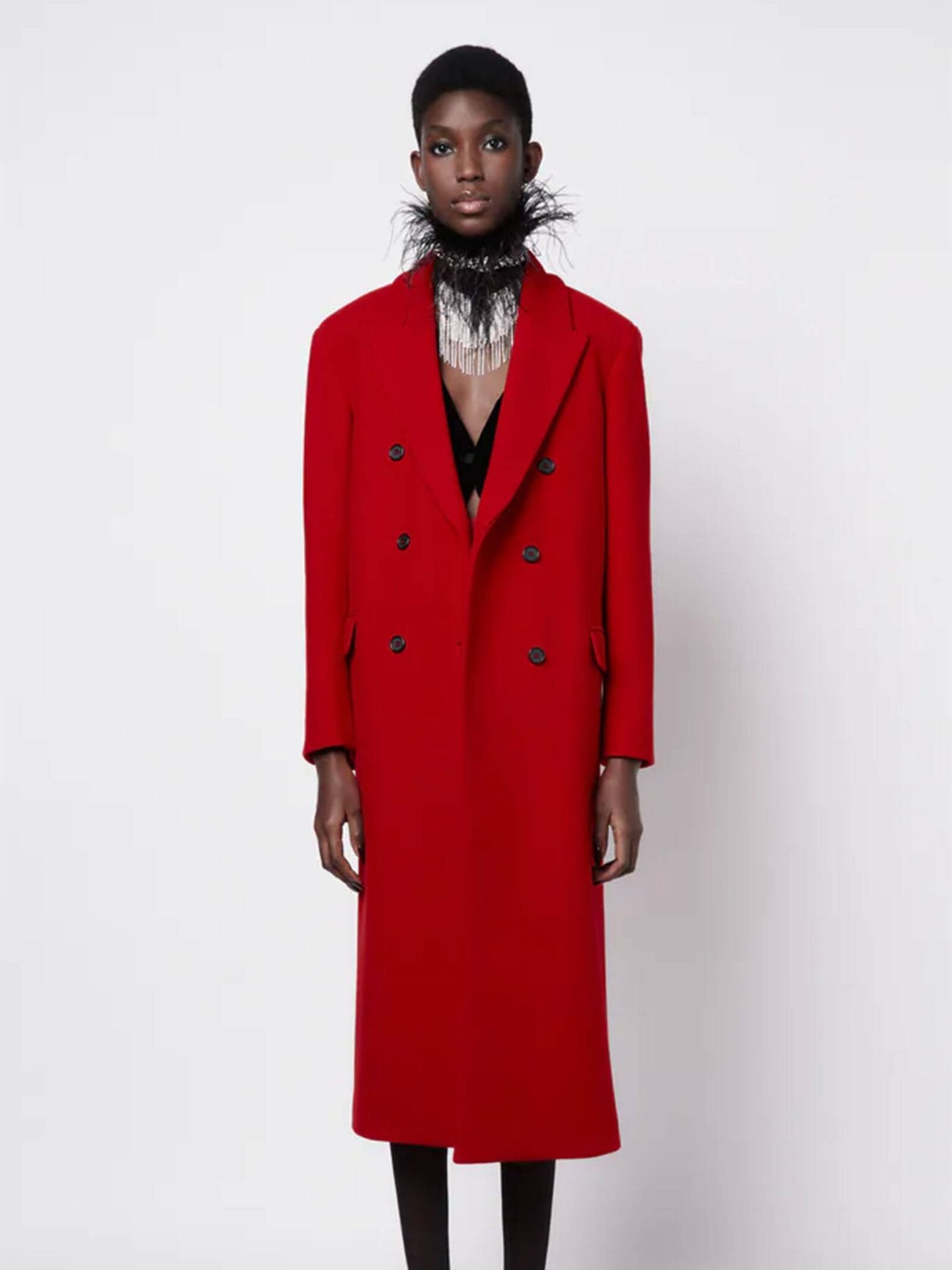 Abrigo rojo largo con cuello de solapas de Zara. (Zara/Cortesía)