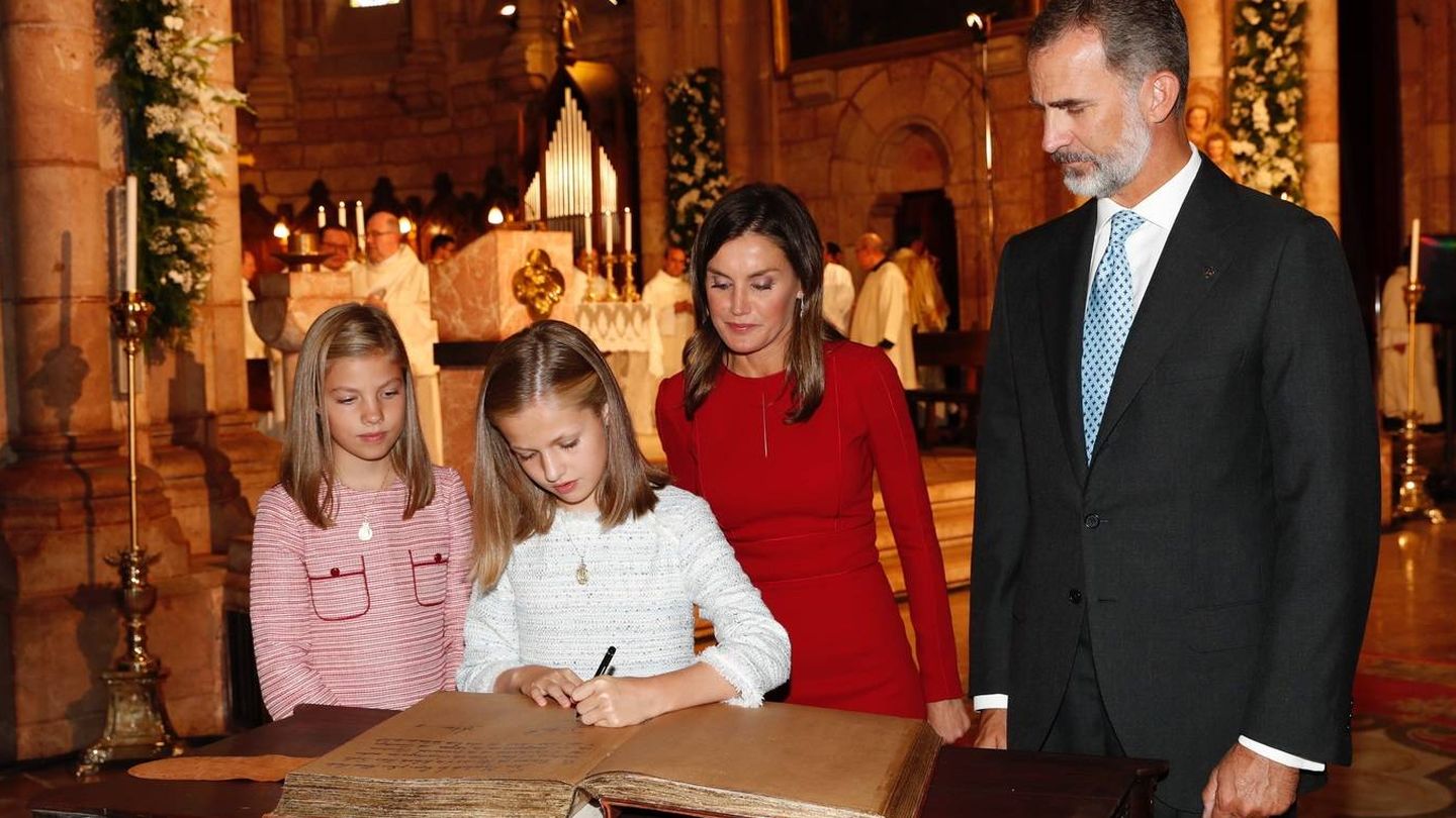 Leonor firmando con la mano izquierda. (Casa Real)