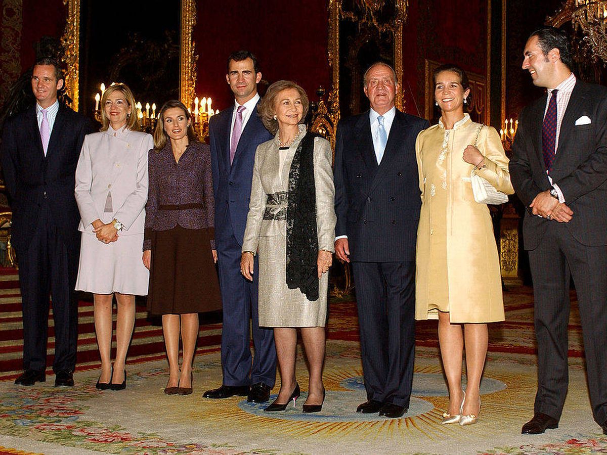 Foto: Iñaki Urdangarin, infanta Cristina, Letizia, Felipe, reina Sofia, rey Juan Carlos, infanta Elena y Jaime de Marichalar, en una imagen de archivo. (Getty)