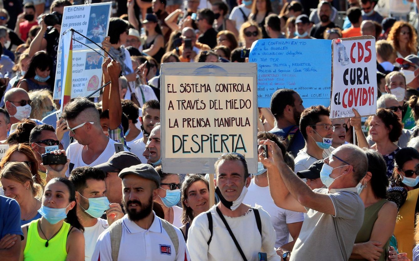 Vista de los asistentes a la manifestación negacionista del coronavirus que se celebro en Madrid. (EFE)