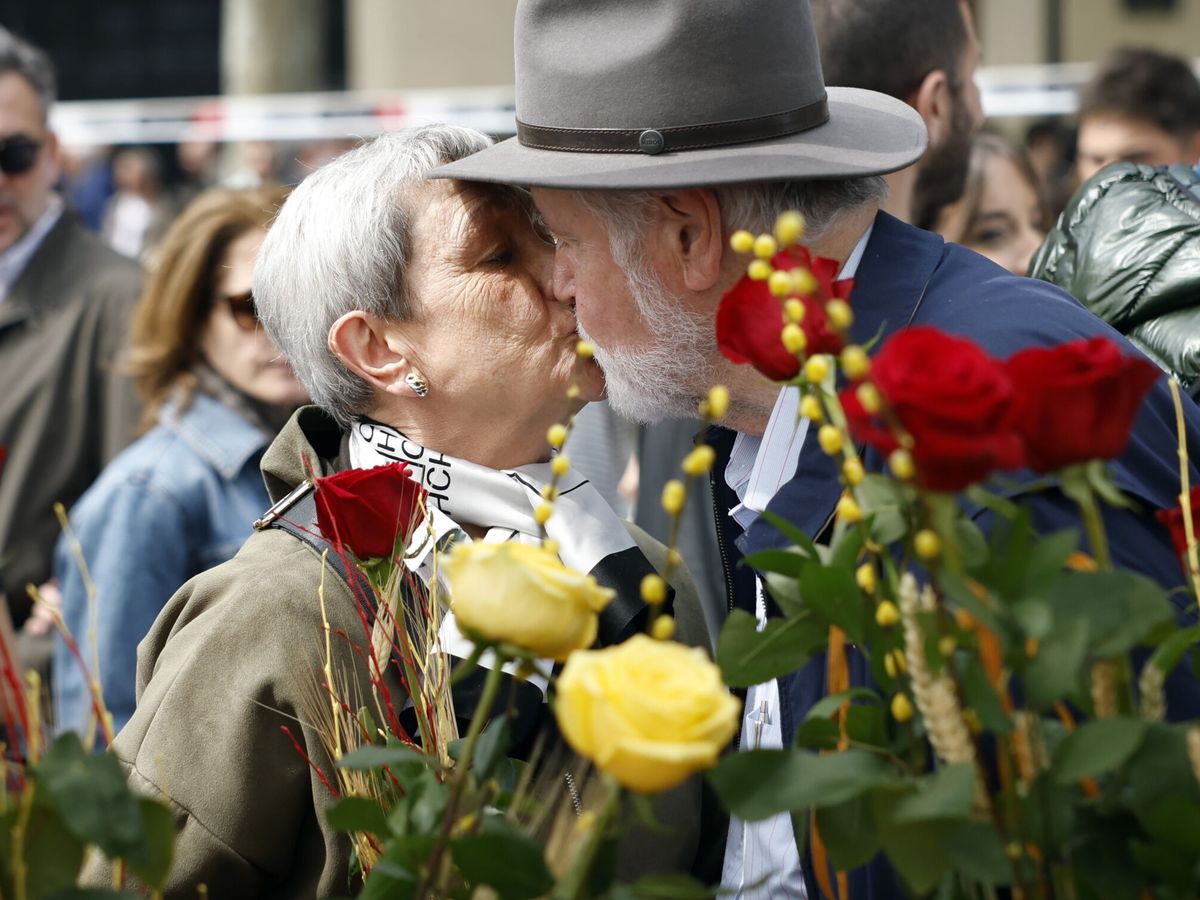 Foto: Rosas, libros, besos y firmas, Sant Jordi en Barcelona. (EFE/Alberto Estévez)
