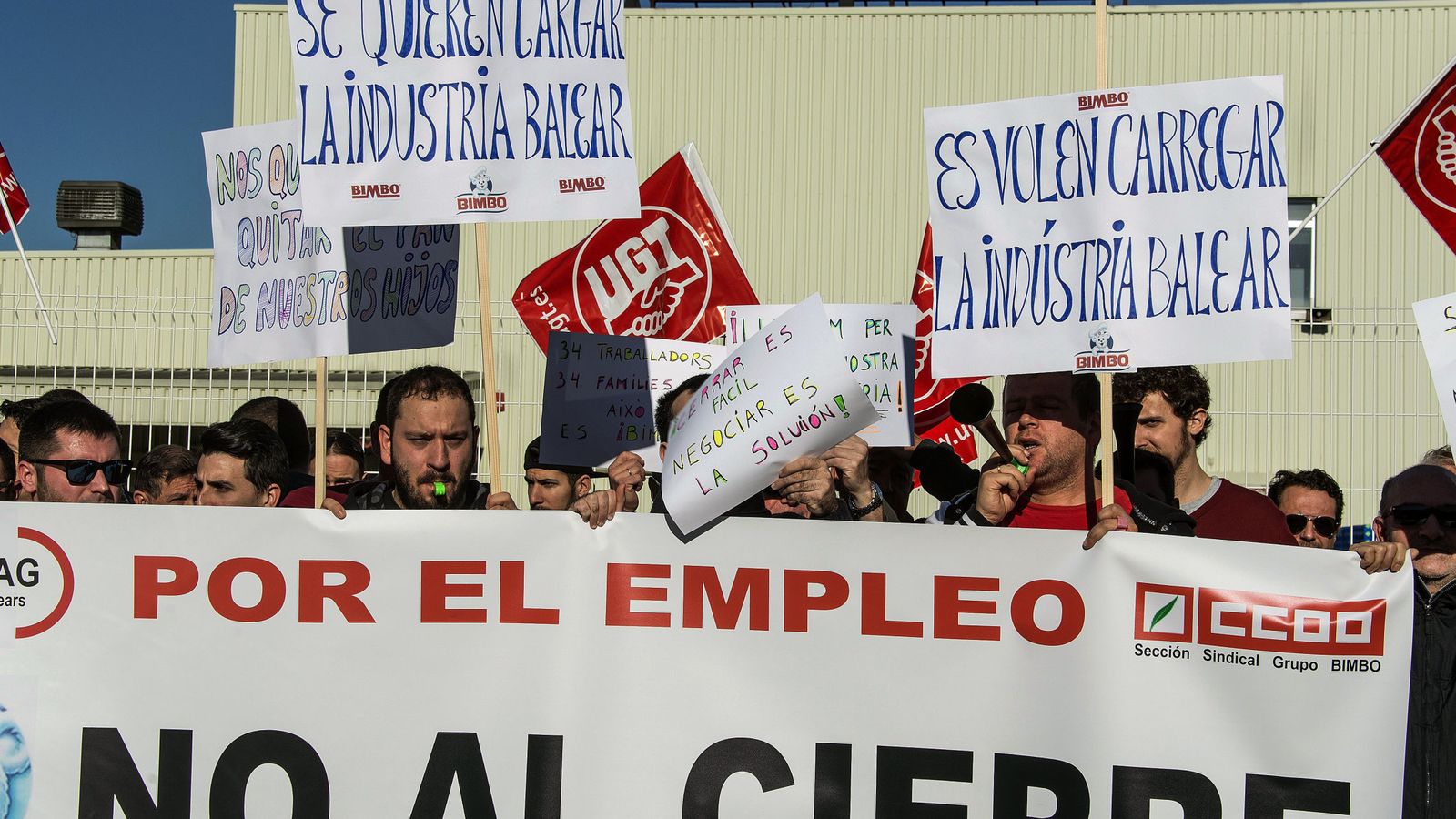 Foto: Concentración de trabajadores frente a la factoría de Bimbo en Palma de Mallorca. (EFE)