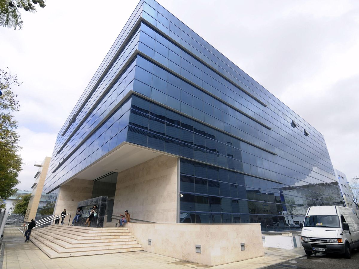 Foto: Edificio Bluenet, sede del Servicio Andaluz de Empleo. (EFE/Raúl Caro)