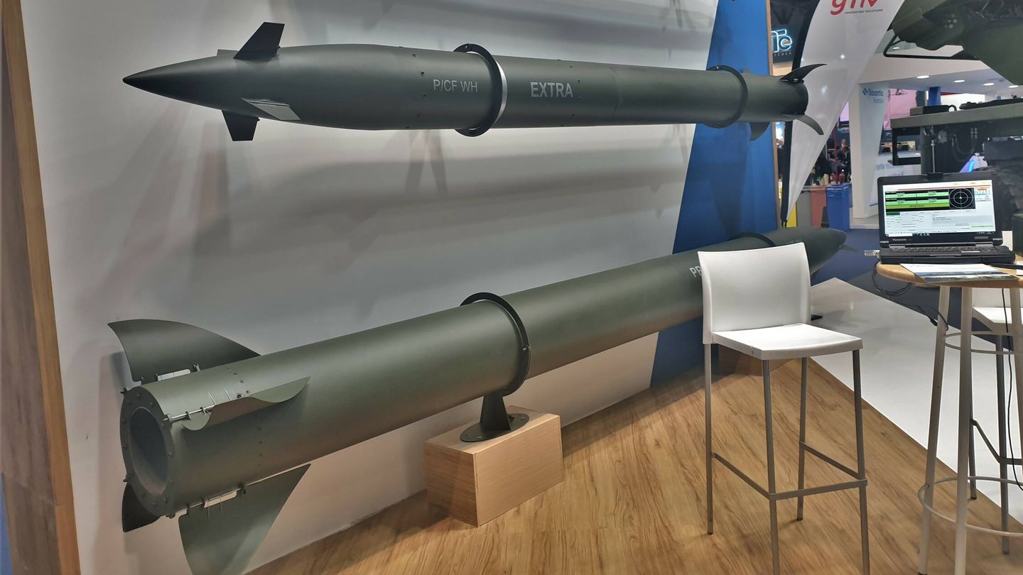 Los tres tipos de cohetes con los que contará el Silam, expuestos en Feindef. (Juanjo Fernández)