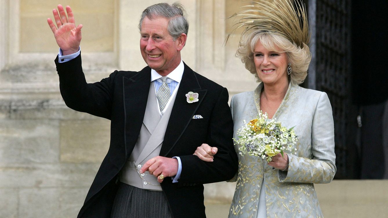 Foto: Archivo: El príncipe Carlos de Inglaterra y la duquesa de Cornualles abandonan la Capilla de San Jorge en el Castillo de Windsor. (Reuters/Toby Melville)