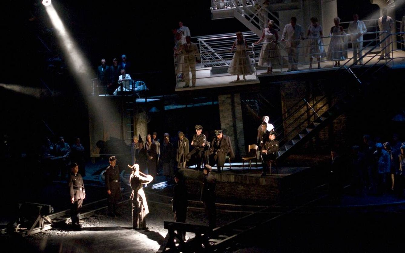 Un momento de la puesta en escena de 'La Pasajera'. (Teatro Real)