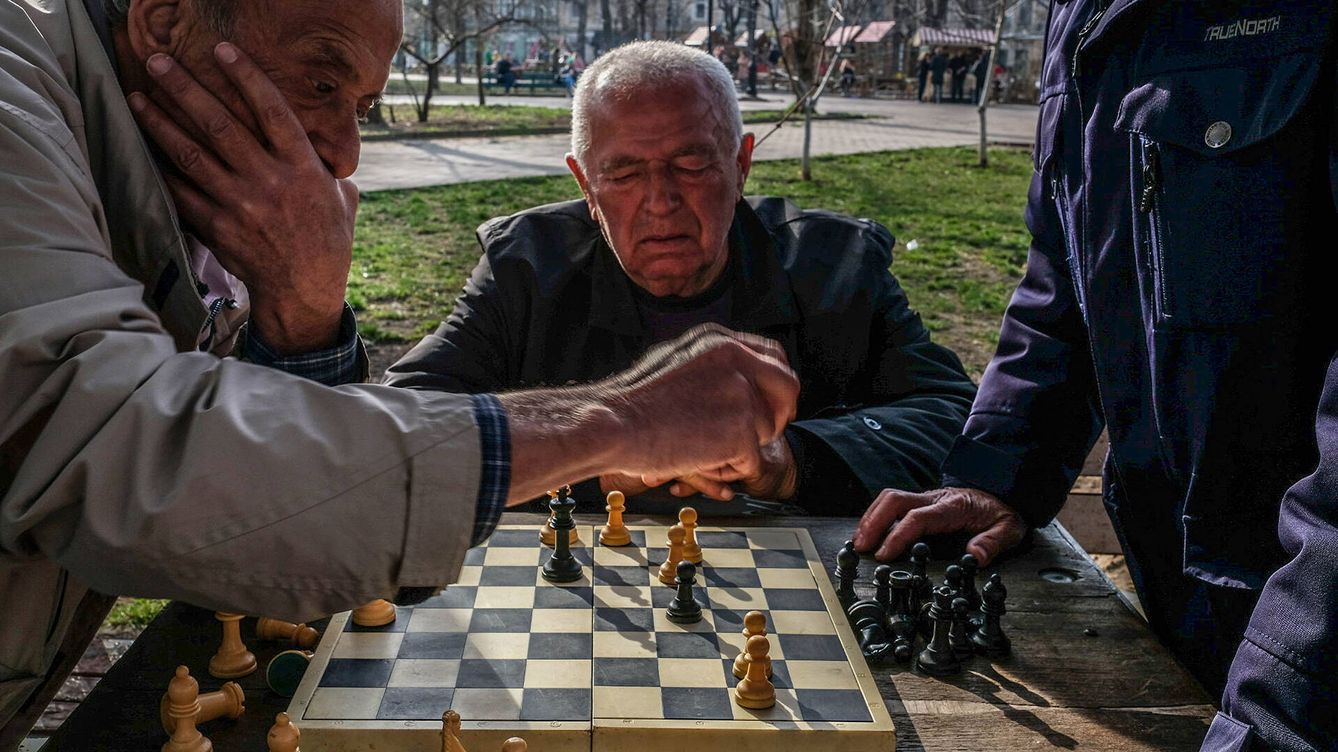 Foto: Ancianos juegan al ajedrez en Odesa, en marzo de este año. (Getty/SOPA/LightRocket/Rick Mave)