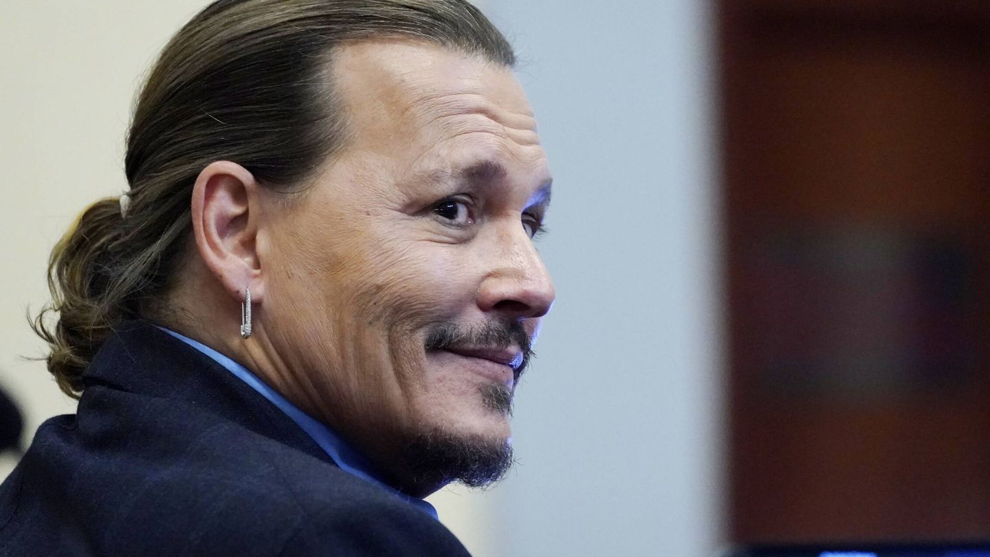 Johnny Depp sonríe durante el juicio. (EFE/Steve Helber)