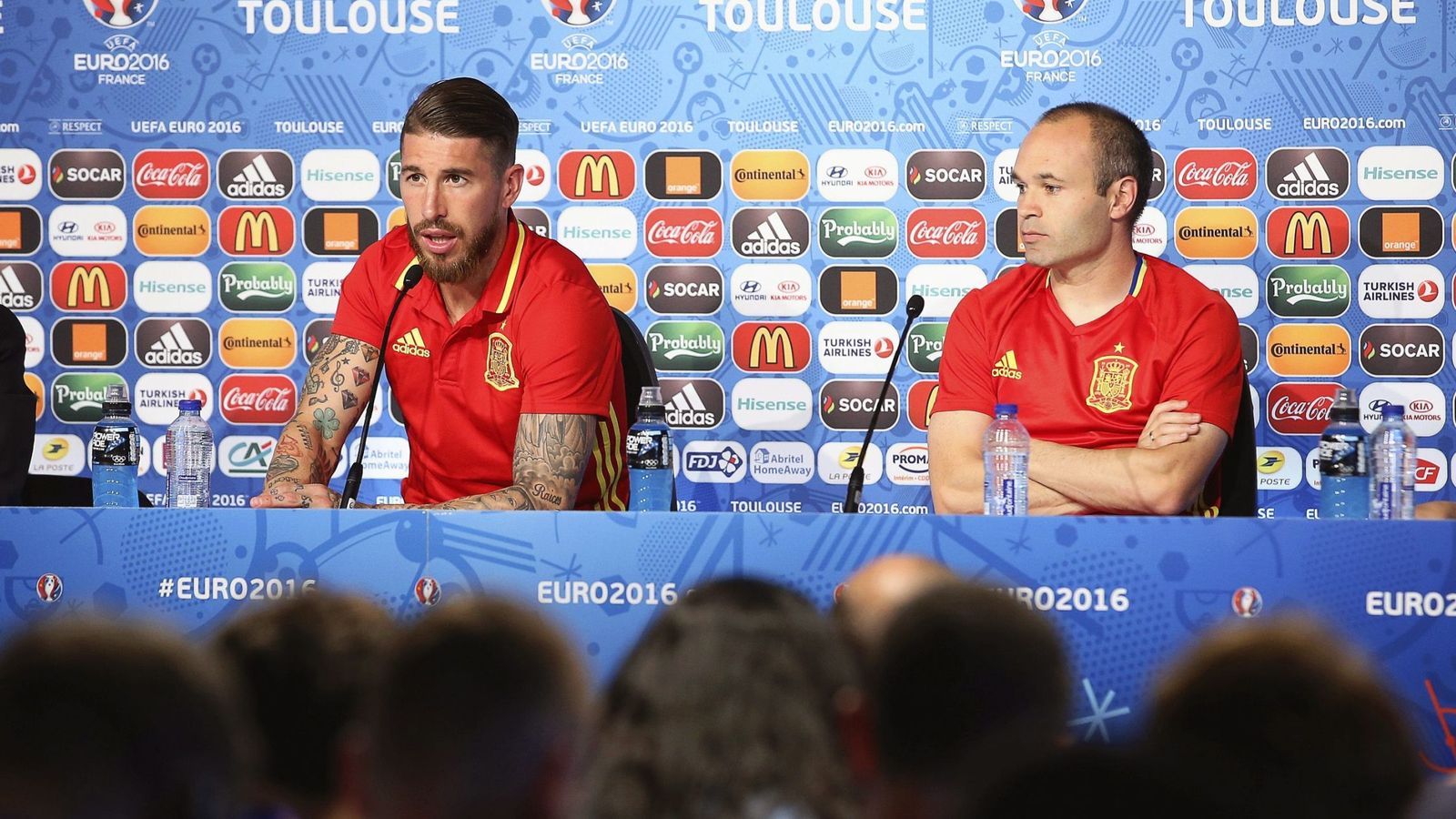 Foto: Ramos e Iniesta atendieron a la prensa en Toulouse (EFE)