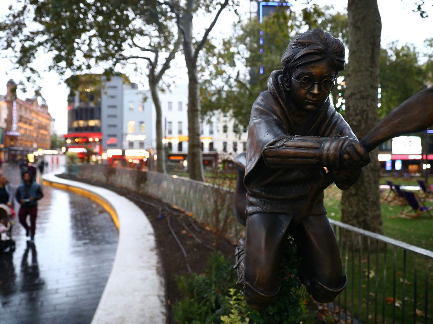 Una estatua de Harry Potter en Leicester Square, en Londres en 2020. (Reuters/Hannah McKay)