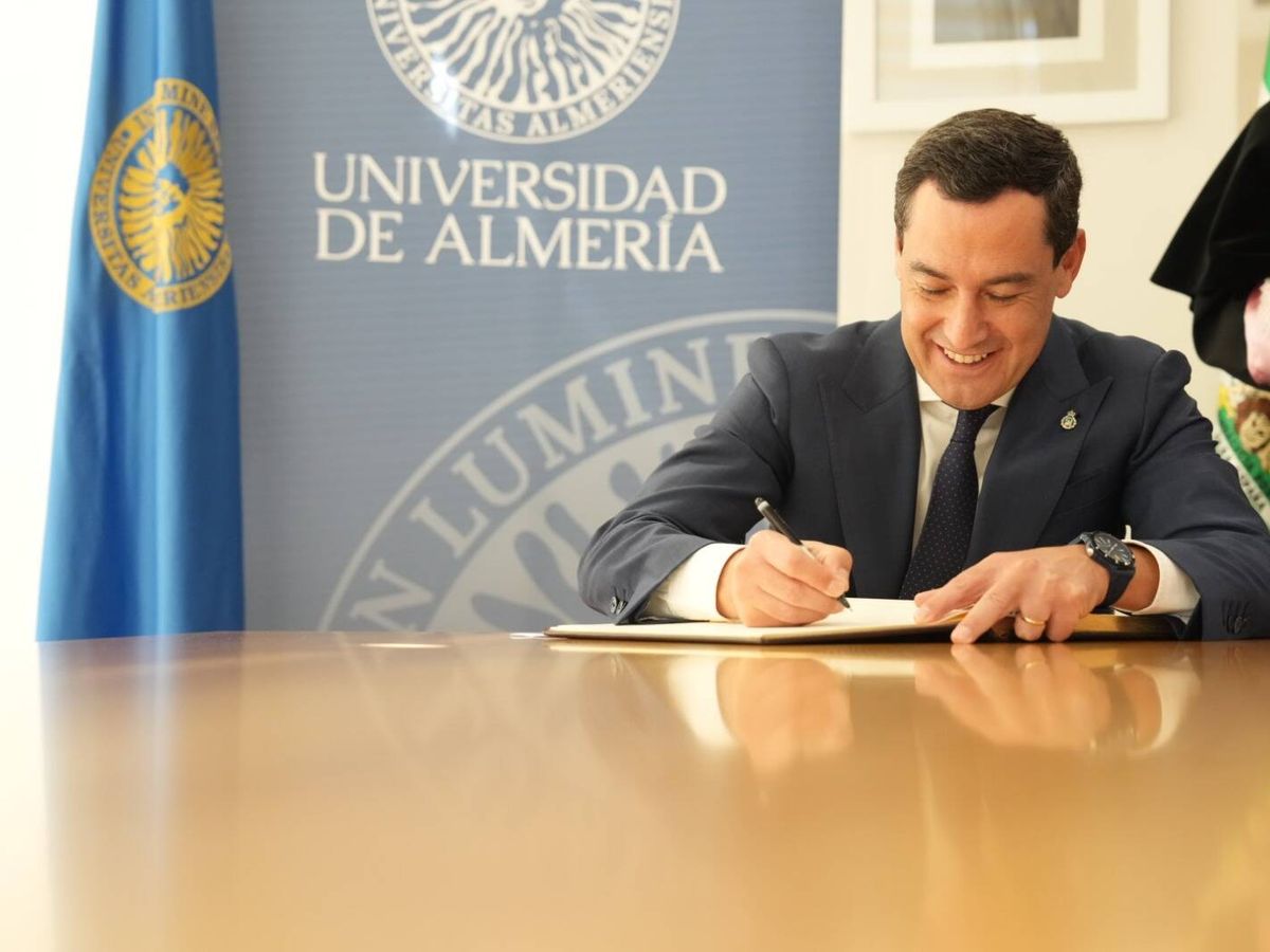 Foto: El presidente andaluz, Juanma Moreno, inaugurando el curso en la Universidad de Almería este lunes. (Junta)