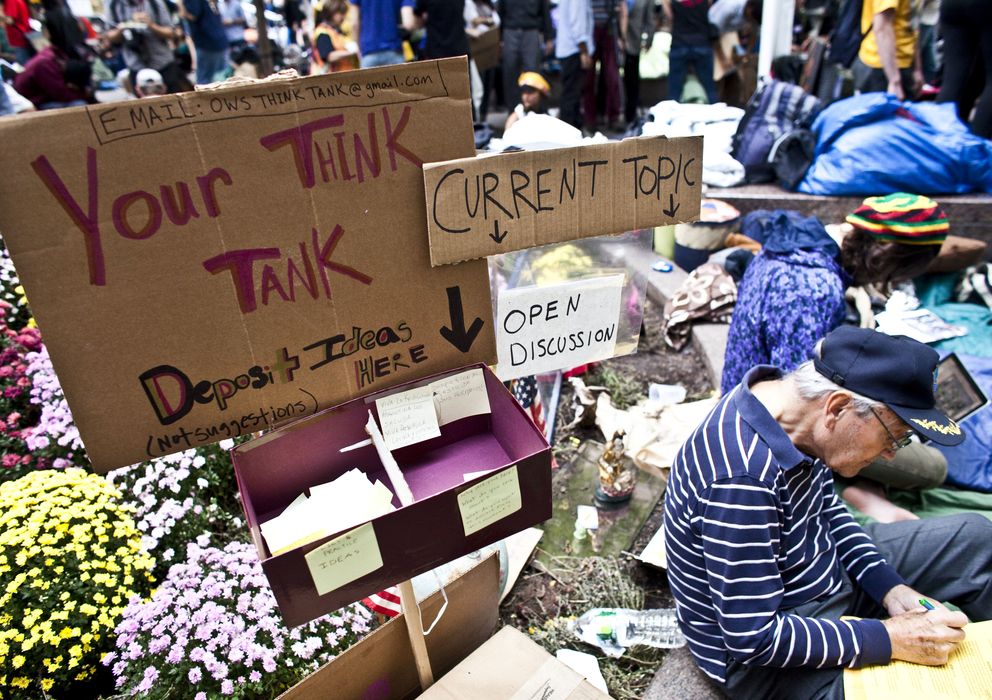 Foto: Un 'think thank' improvisado por el Movimiento Occupy Wall Street en el Zuccotti Park de Nueva York. (Corbis)