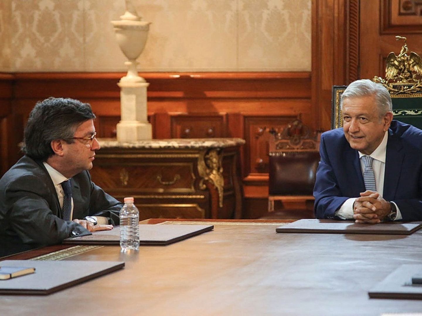 Luis Alberto Moreno, presidente del BID, junto a Andrés Manuel López Obrador, presidente de México.
