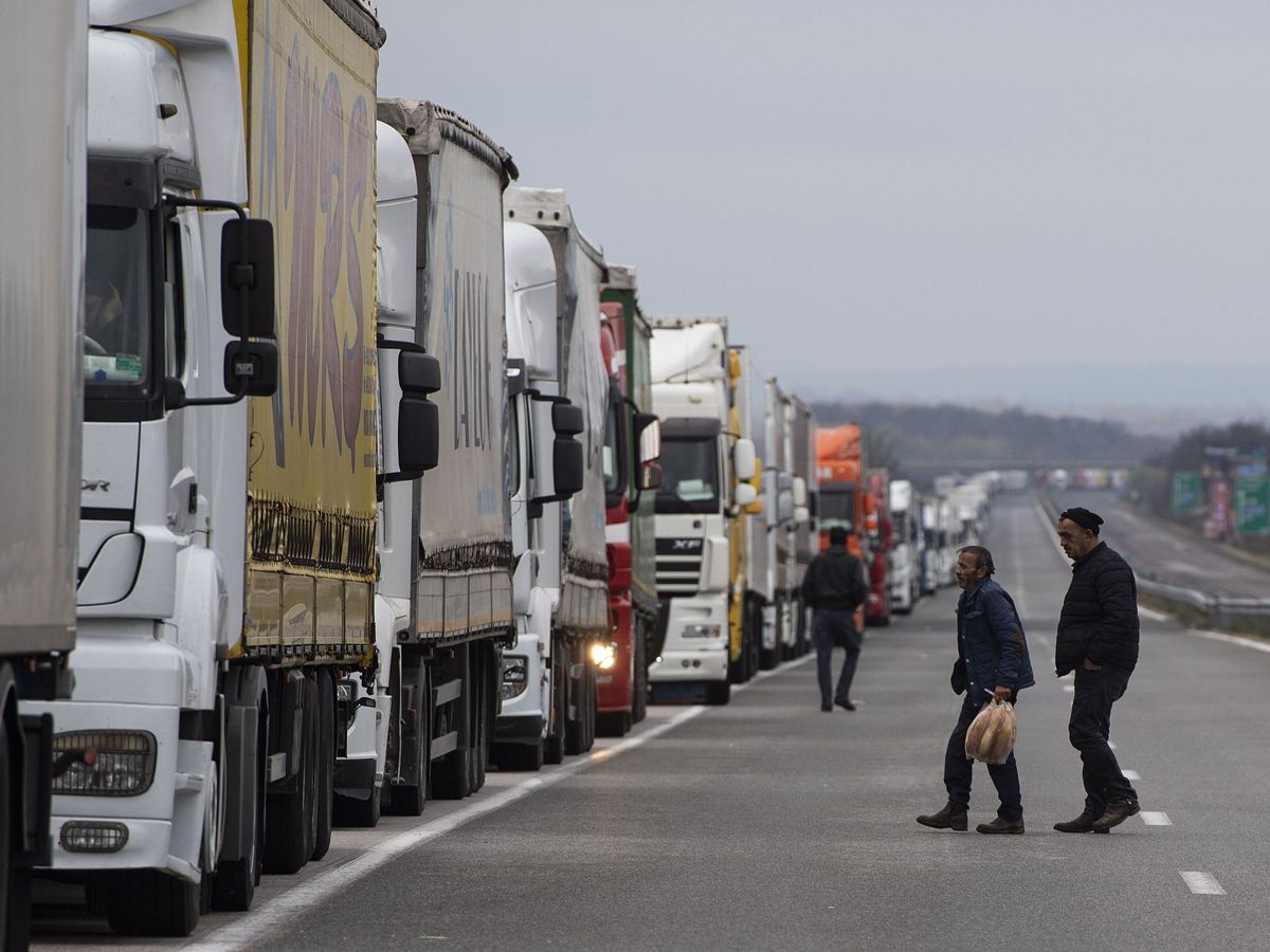 Foto: Camiones parados en la frontera entre Bulgaria y Turquía. (EFE)