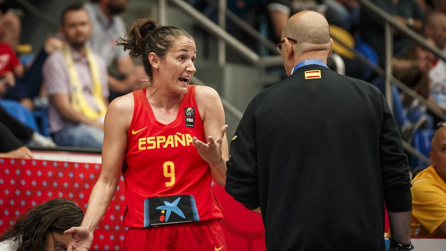 Laia Palau habla con Lucas Mondelo durante un partido de la selección española. (FEB)