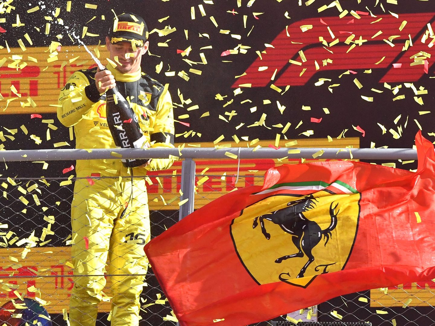 Ser el abanderado de Ferrari, pudiera estar resultando una presión demasiado grande para Charles Leclerc ( REUTERS / Jennifer Lorenzini )