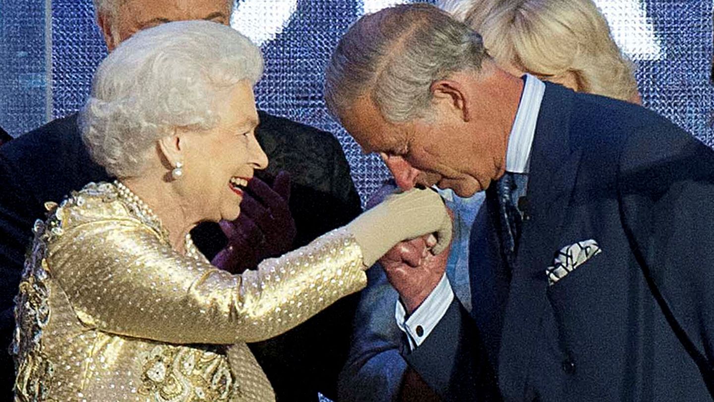 La reina Isabel y el entonces príncipe Carlos. (Reuters/David Parker)