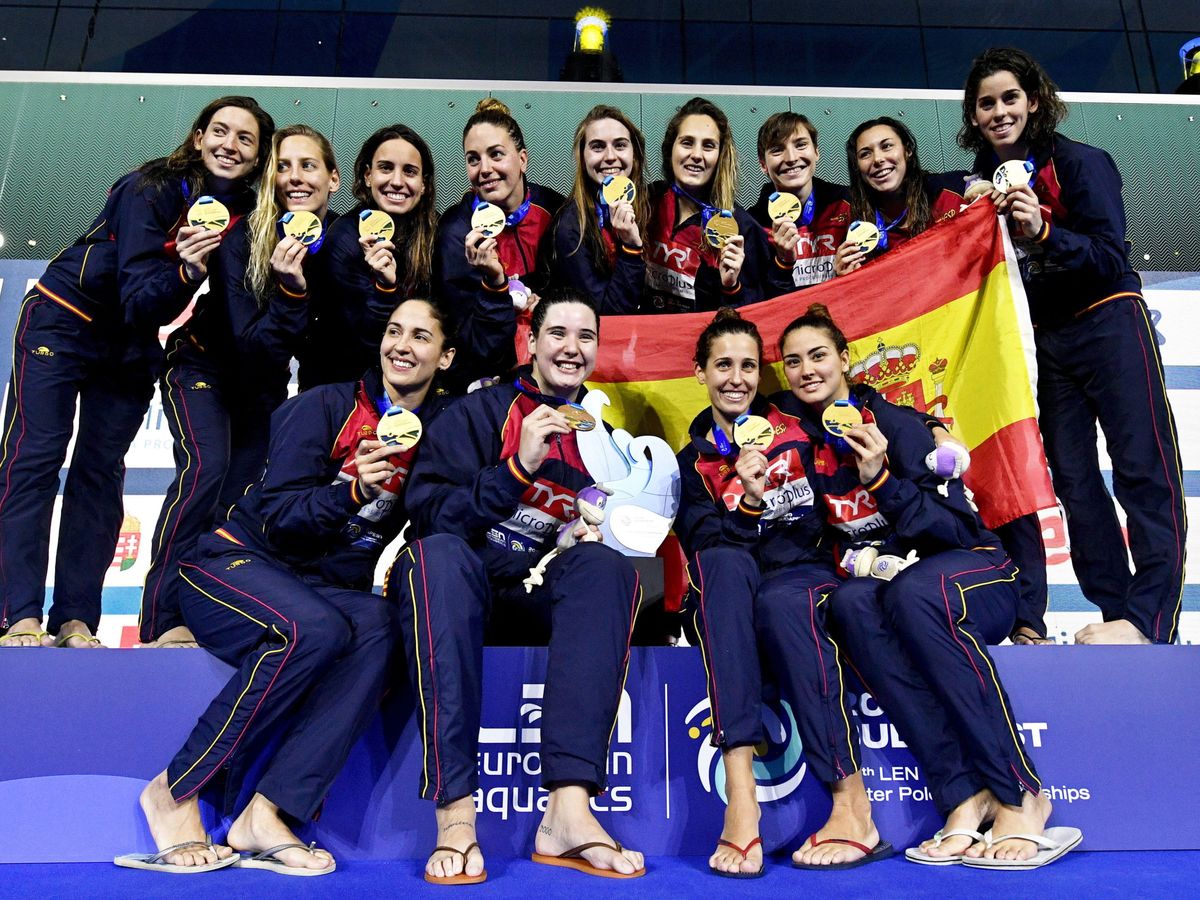 Foto: El equipo español posa tras recibir la medalla de oro. (EFE)
