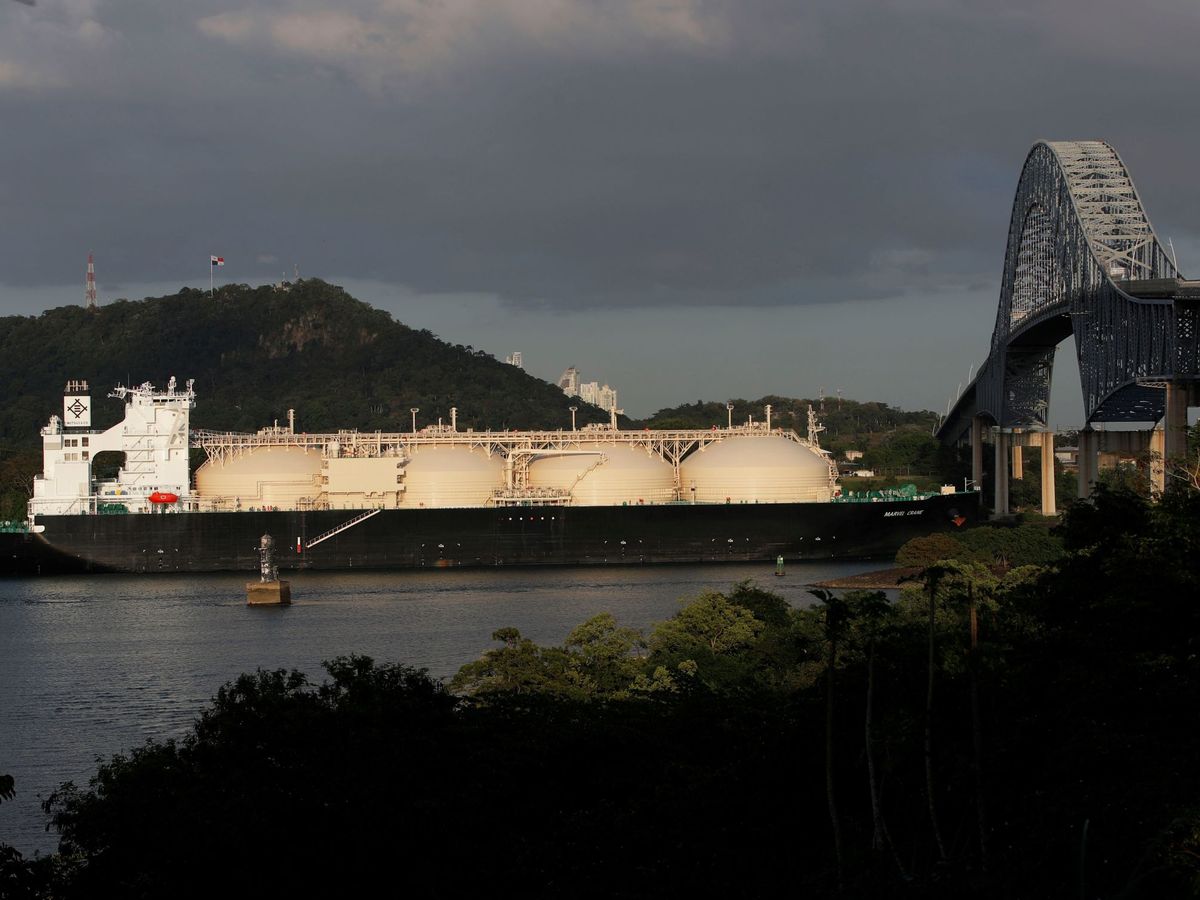 Foto: Un buque transportador de gas. (EFE/Bienvenido Velasco)