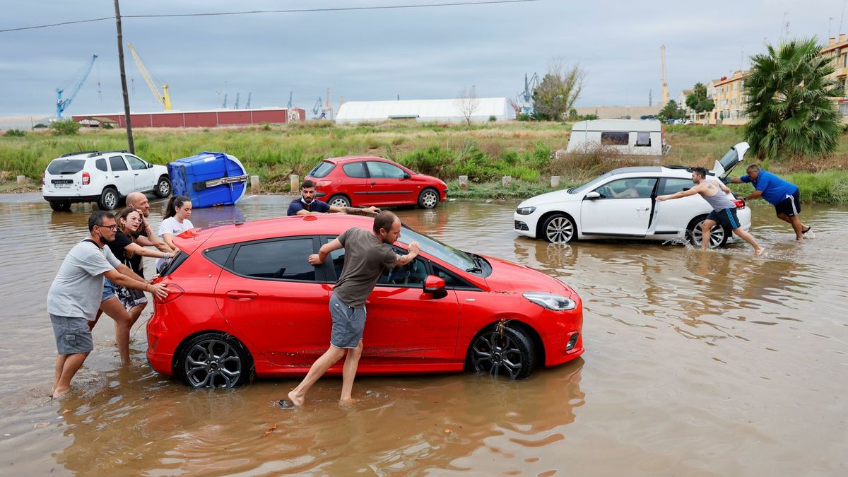 LLuvias torrenciales en Puerto de Sagunto alcanzan los 200 l/m2: inundaciones, cierres de playas y rescates 