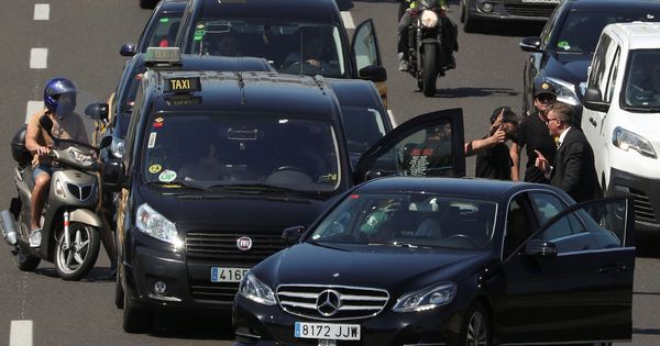Foto: Unos taxistas discuten en plena calle con el conductor de una VTC en Barcelona. (Reuters)
