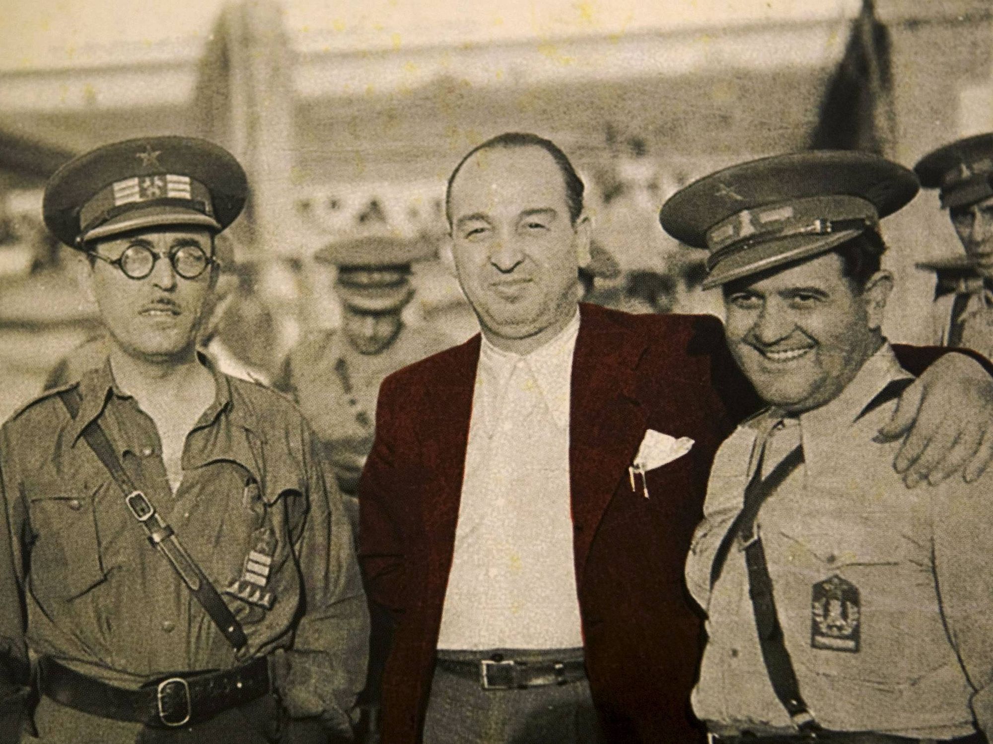 Melchor Rodríguez (en el centro), junto a dos oficiales republicanos durante la Guerra Civil. (EFE)