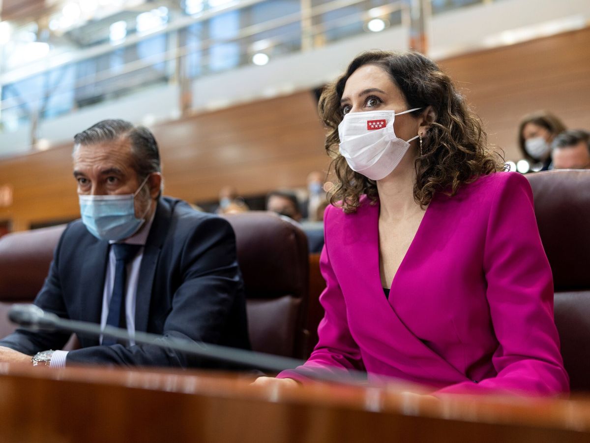 Foto: La presidenta de la Comunidad de Madrid, Isabel Díaz Ayuso,y el consejero madrileño de Presidencia, Justicia e Interior, Enrique López. (EFE/Jiménez)