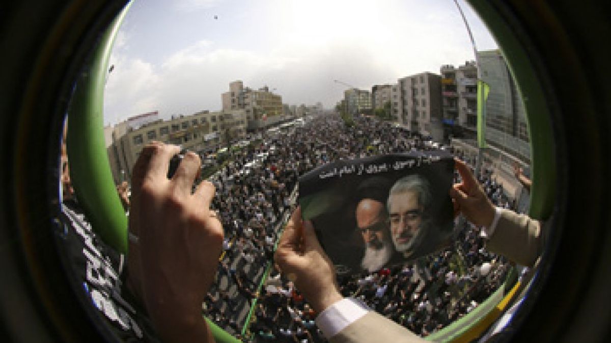 Las protestas ganan vigor mientras Ahmadineyad amordaza a los medios