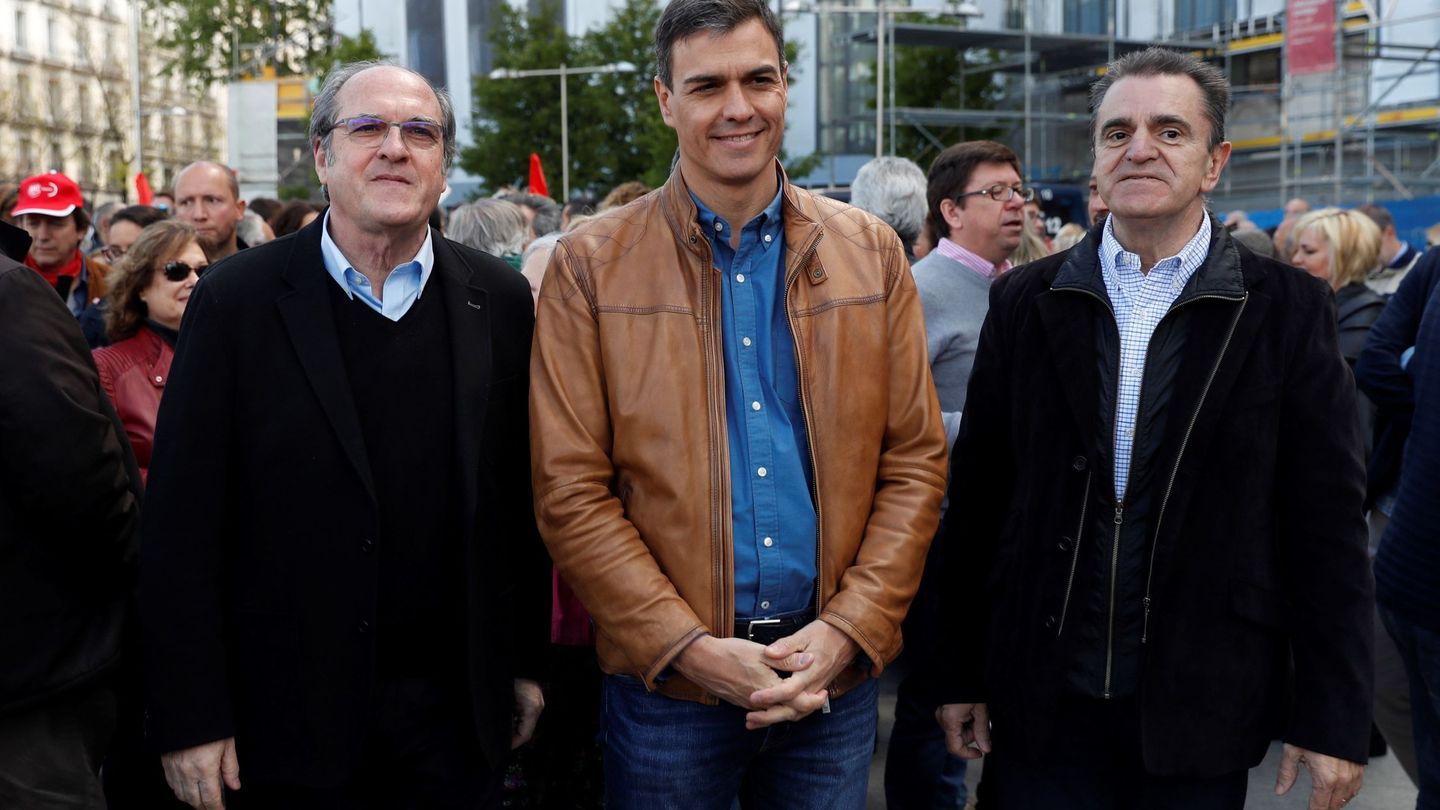 Pedro Sánchez acompañado por Ángel Gabilondo (izquierda), y el secretario general del PSM, José Manuel Franco. (EFE)