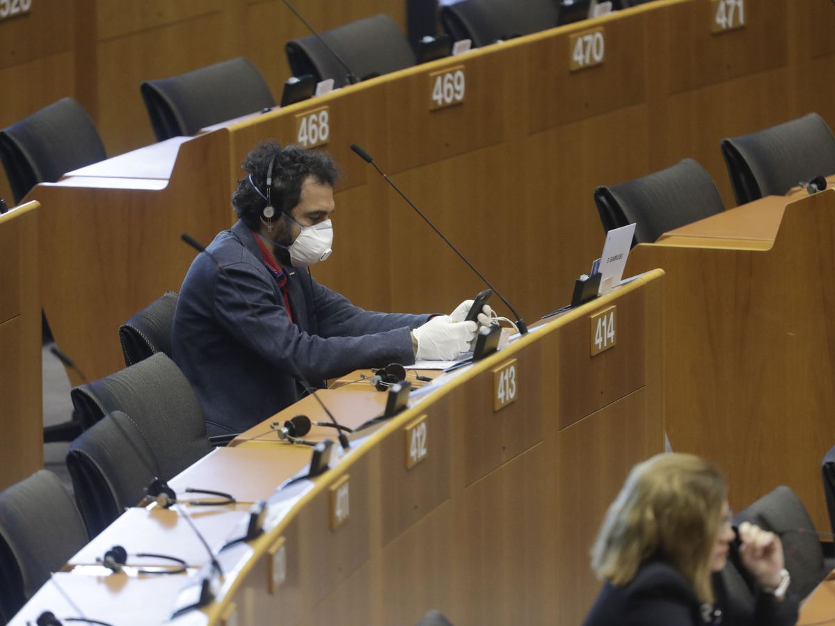 Foto: Eurodiputado durante una de las sesiones del Parlamento Europeo durante el confinamiento. (EFE)