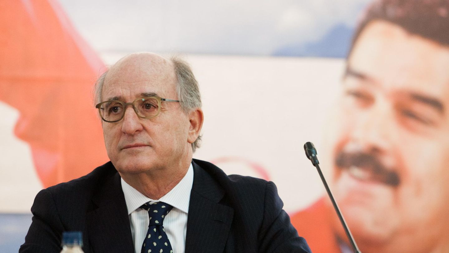 El presidente de Repsol, Antonio Brufau, durante la firma de un acuerdo en Venezuela. (EFE)