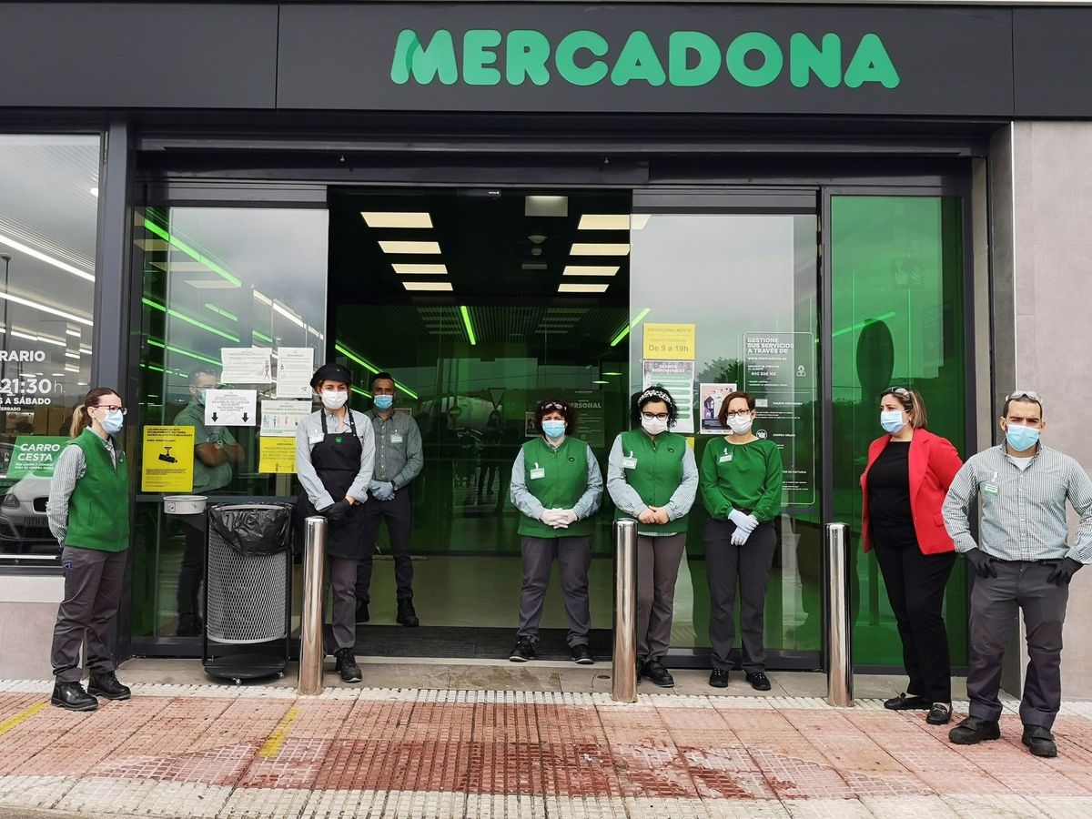 Foto: Empleados del Mercadona guardan un minuto de silencio por las víctimas del coronavirus en un establecimiento de estos supermercados en Alcalá de Henares. (EFE)