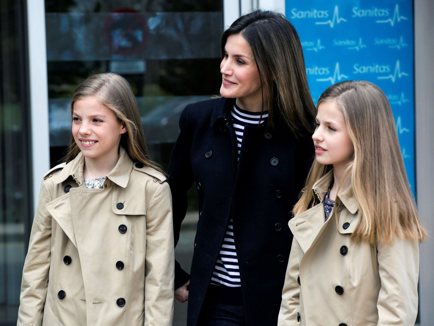 La reina Letizia y sus hijas, la princesa Leonor y la infanta Sofía, acudiendo a ver al rey Juan Carlos tras una operación. (EFE)