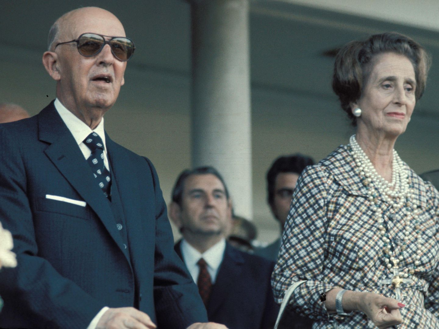 Francisco Franco Bahamonde y su esposa, Carmen Polo, en un acto en Galicia en 1968.