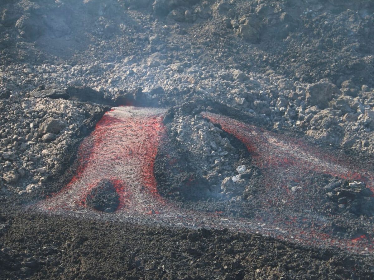 Foto: La salida de uno de los tubos de lava del volcán de La Palma. (EFE)