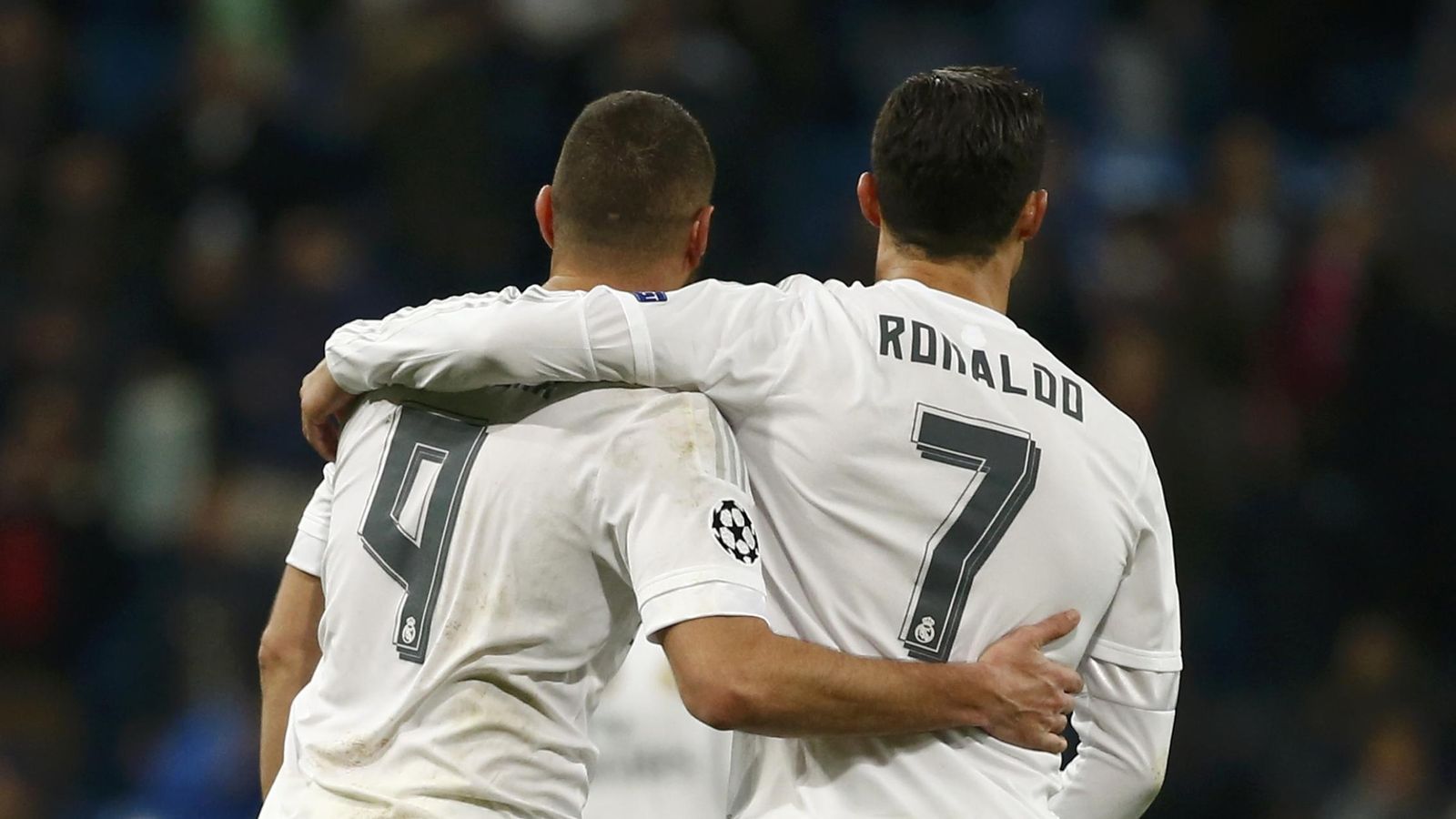 Foto: Karim Benzema y Cristiano Ronaldo celebran uno de los goles conseguidos ante el Malmö (Reuters).