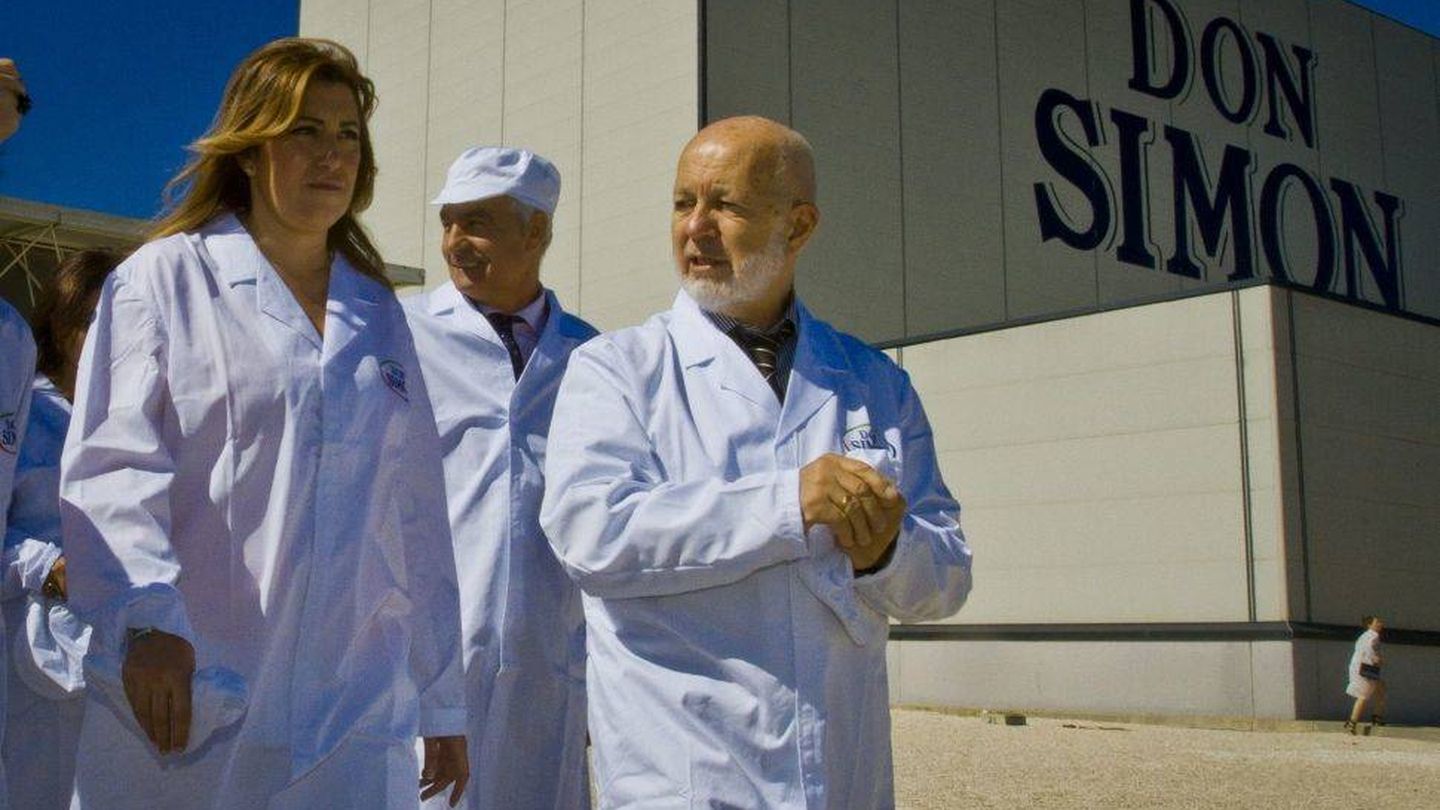 Susana Díaz, con José García Carrión, en una visita a una planta. (EFE)