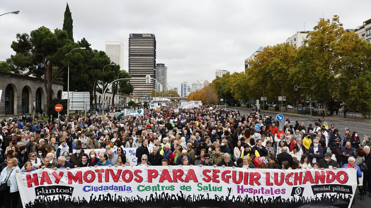 Madrid clama por la sanidad pública en una multitudinaria protesta: "Se vende tu salud"