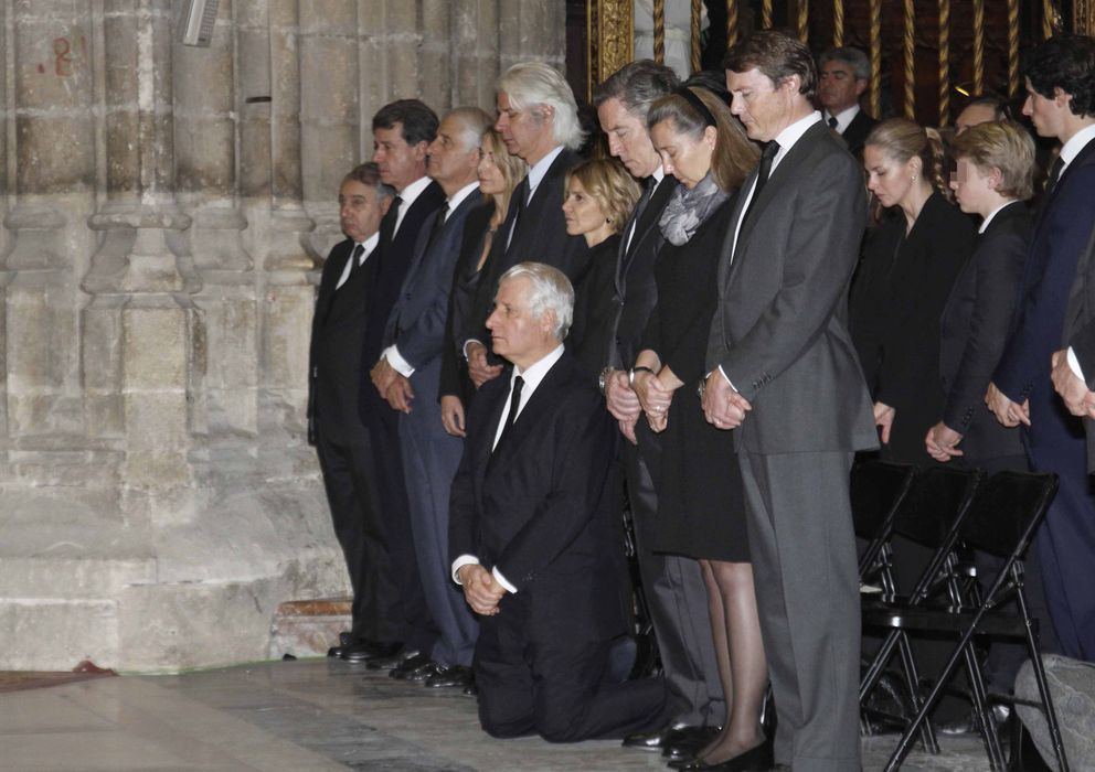 Foto: Los hijos y los nietos de la duquesa de Alba, durante su funeral en Sevilla (Gtres)
