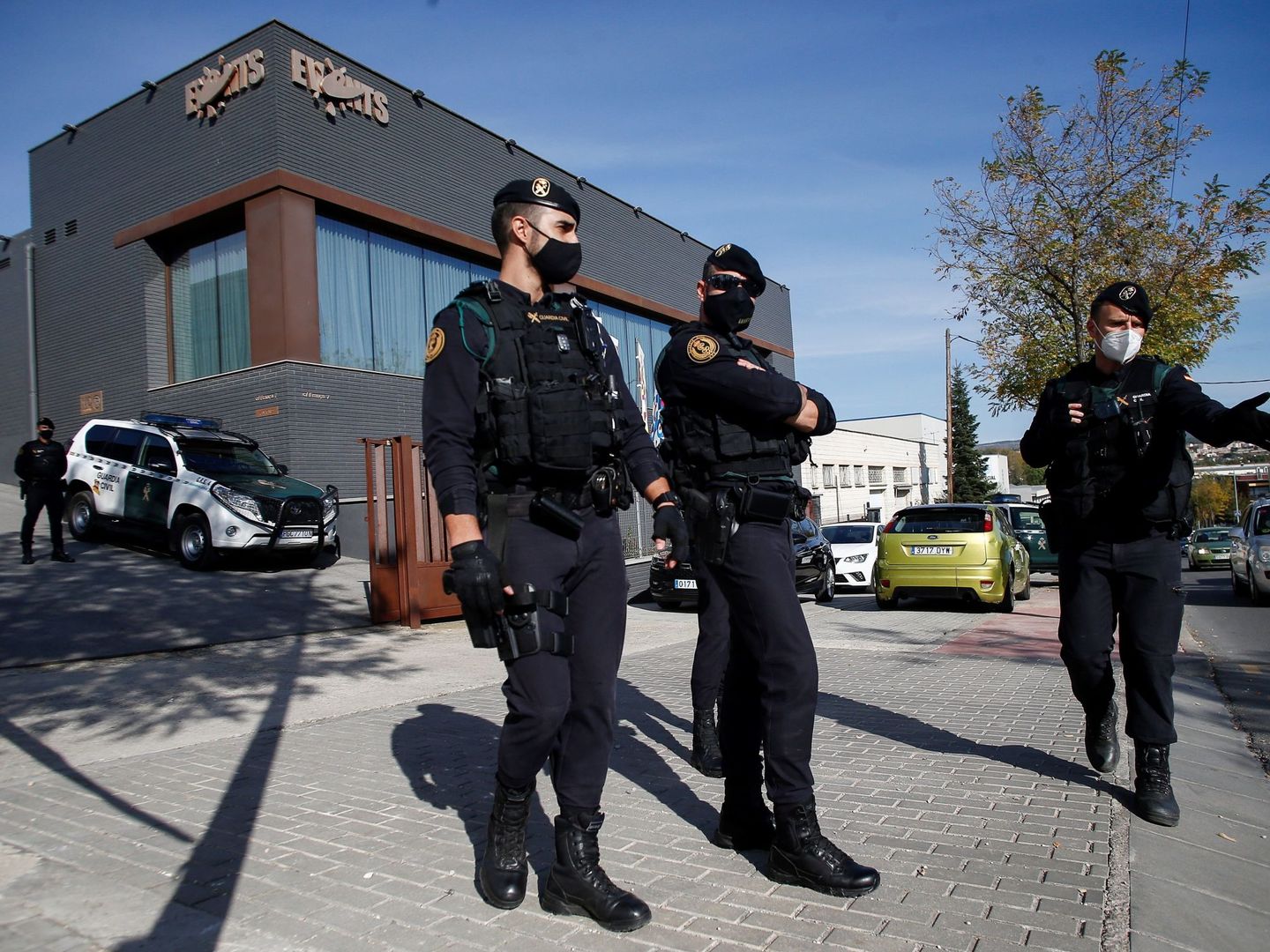Agentes de la Guardia Civil custodian la sede de la empresa Events en Igualada (Barcelona). (EFE)