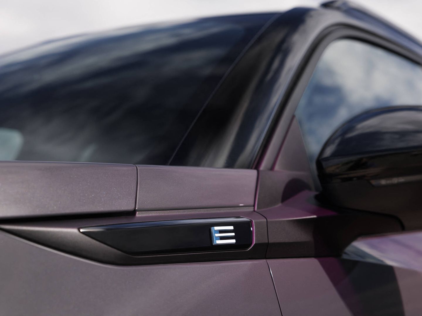 El emblema E en el lateral del vehículo, indica que estamos ante un e-2008 eléctrico.