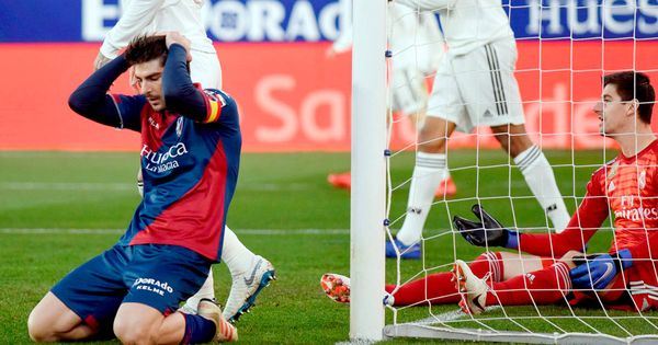 Foto: Gonzalo Melero se lamenta por una ocasión fallada ante la meta de Courtois en el Real Madrid-Huesca. (EFE)