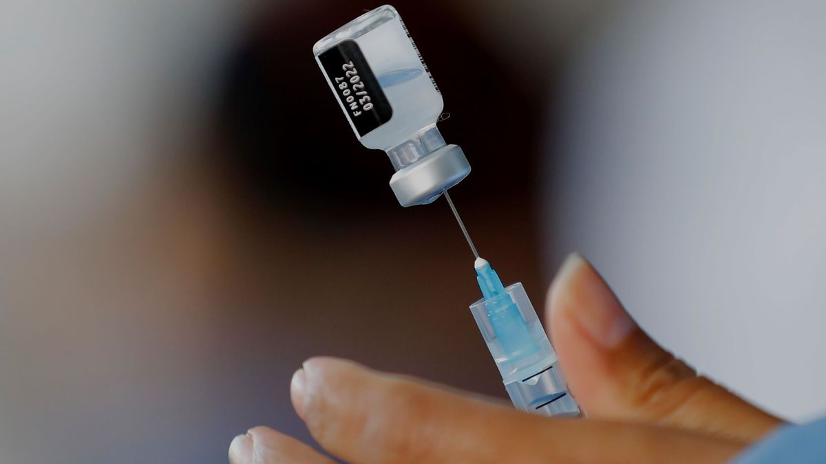 Reino Unido se convierte en el primer país en aprobar una vacuna bivalente contra la covid