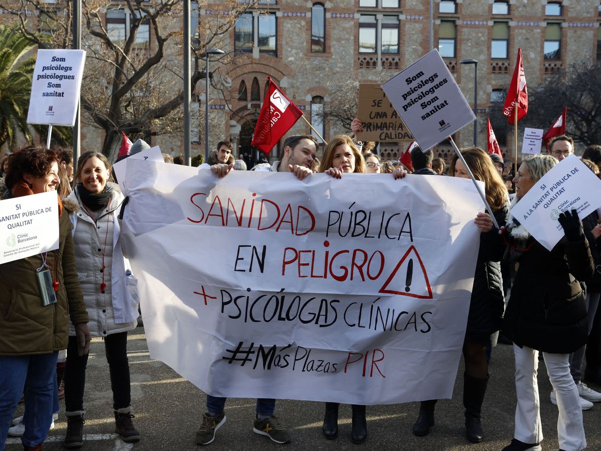 Foto: Médicos se manifiestan en Barcelona. (EFE/Toni Albir)