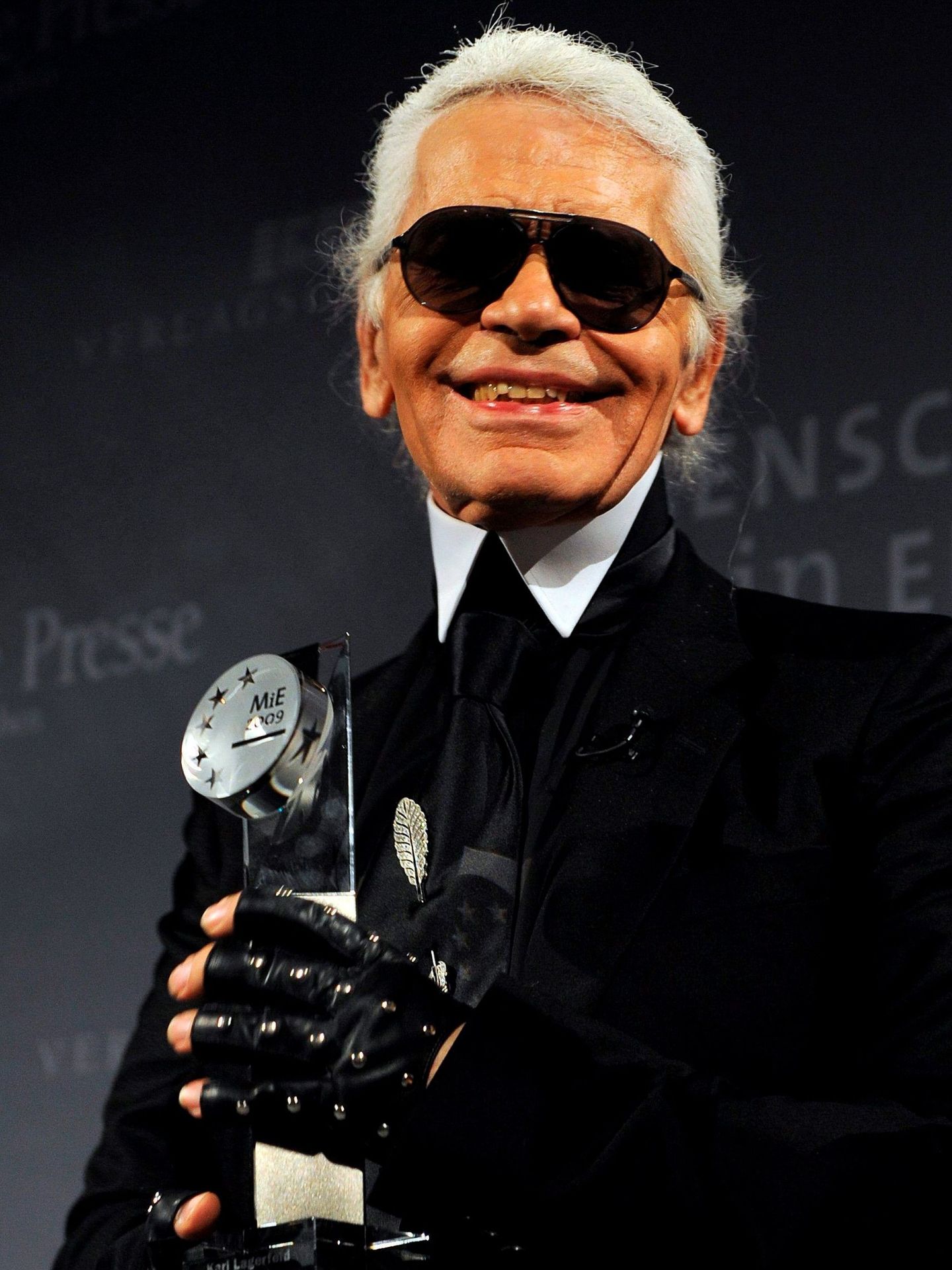 Karl Lagerfeld, recibiendo un premio en el año 2009. (EFE)
